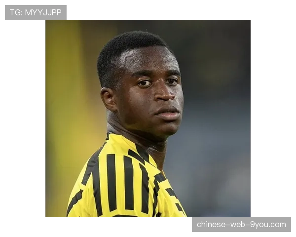 多特蒙德小将穆科科进球后展示纪念查普曼的定制T恤